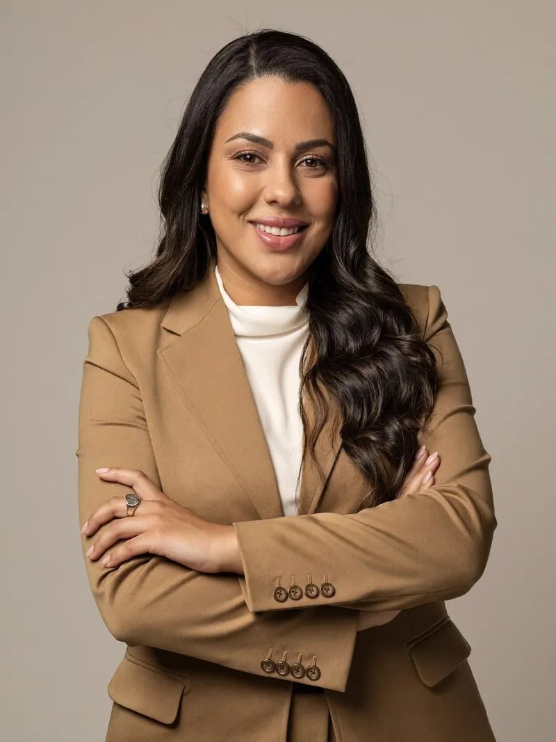 Retrato profissional de empreendedora em estúdio, gerado com IA